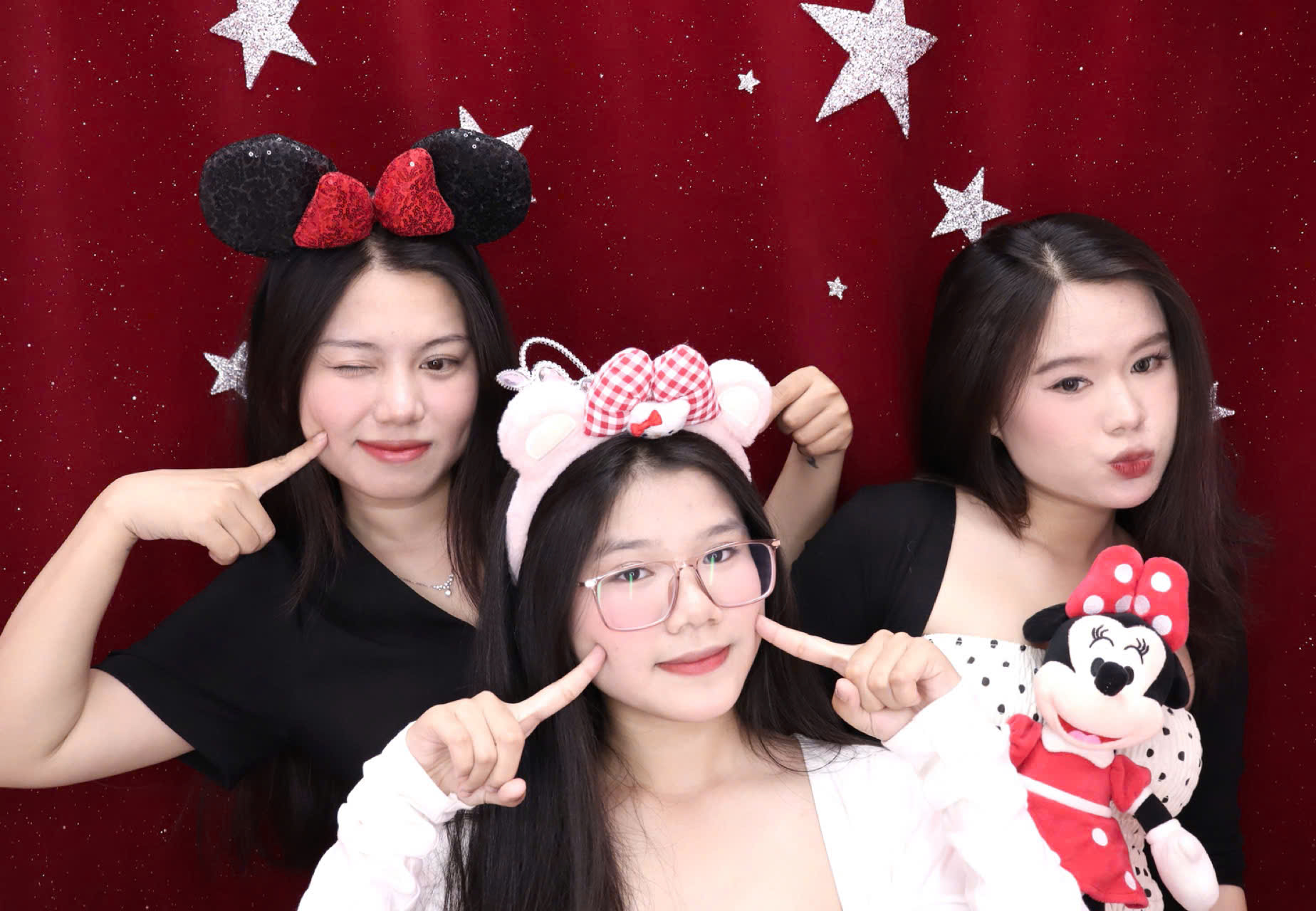 Khách chụp ảnh photobooth tại khu Nam Sài Gòn