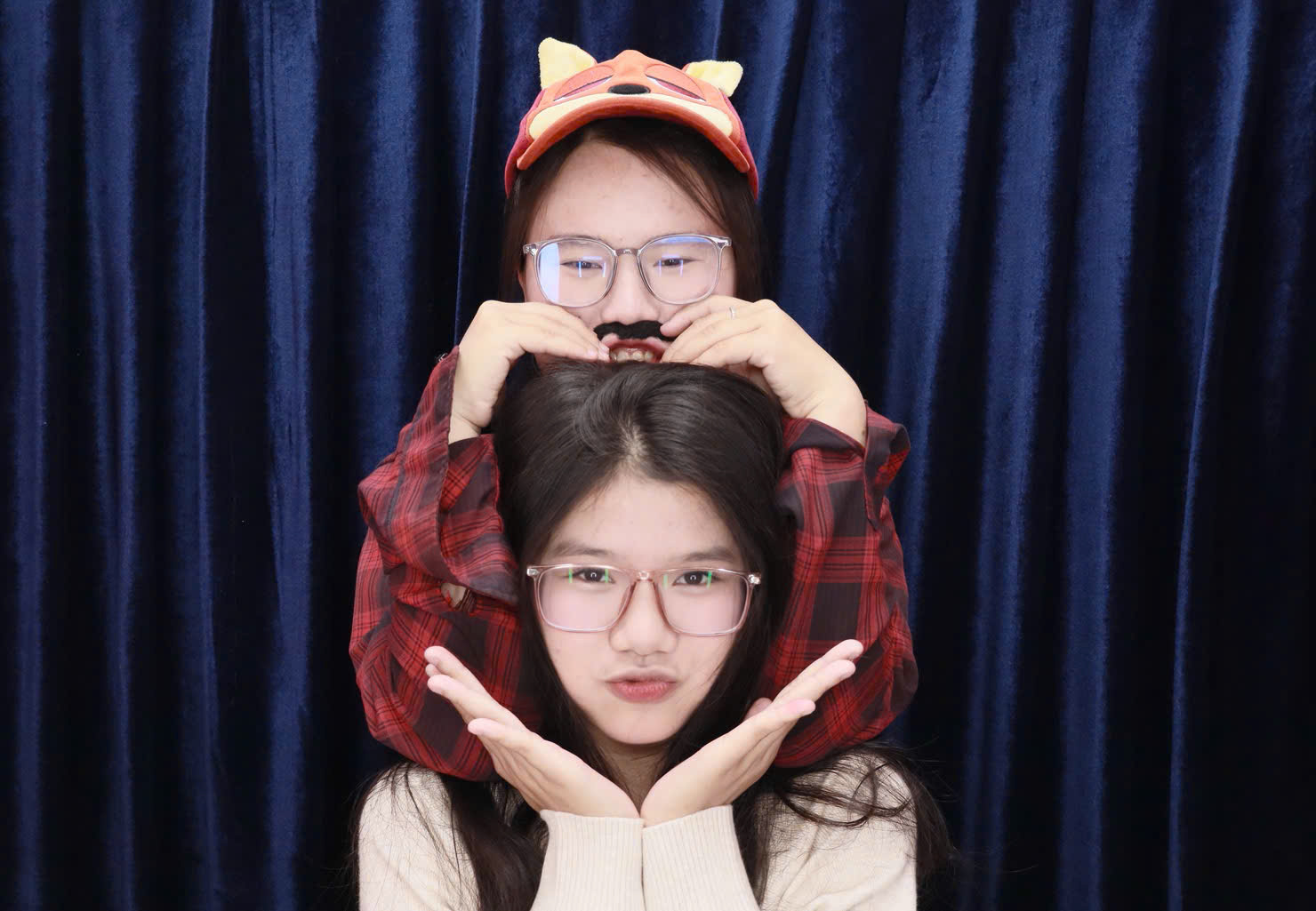 Khách chụp photobooth với frame phù hợp mood