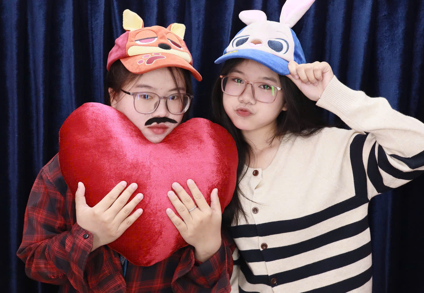 Ảnh chụp photobooth cho thấy frame và nền phối hợp hài hòa